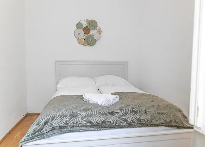 Apartment Close To Rennweg, Beautiful 2br With Wifi & Tv Vienna